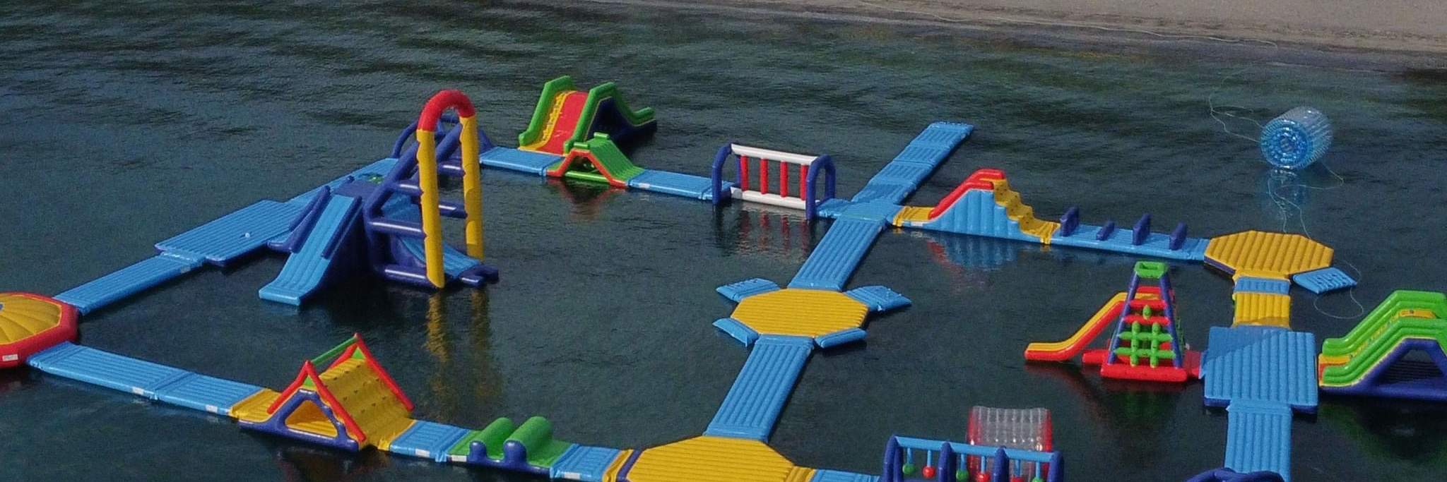 El parque infantil inflable de aventuras flotadores.