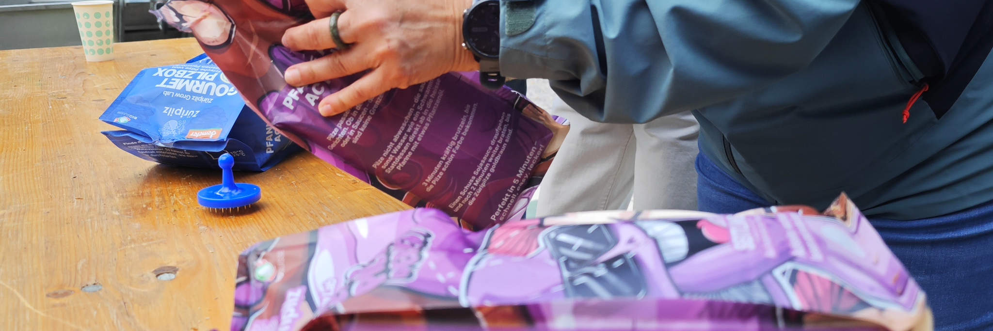 Người tham gia chuẩn bị hộp nấm để trồng