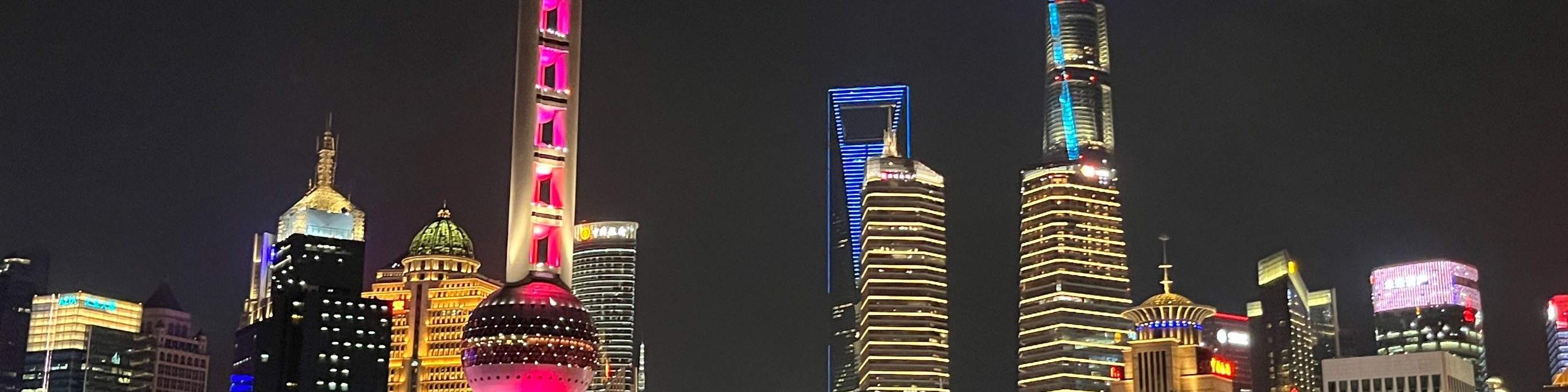 Dal Bund, gli Edifici Internazionali e il Ponte Waibaidu alle luci brillanti del Bund Settentrionale; dal Ponte Nanpu, il Ponte Lupu, il Parco dell'Expo Mondiale alla Torre Perla d'Oriente, il Grattacielo Jinmao, la Shanghai Tower, il Global Center