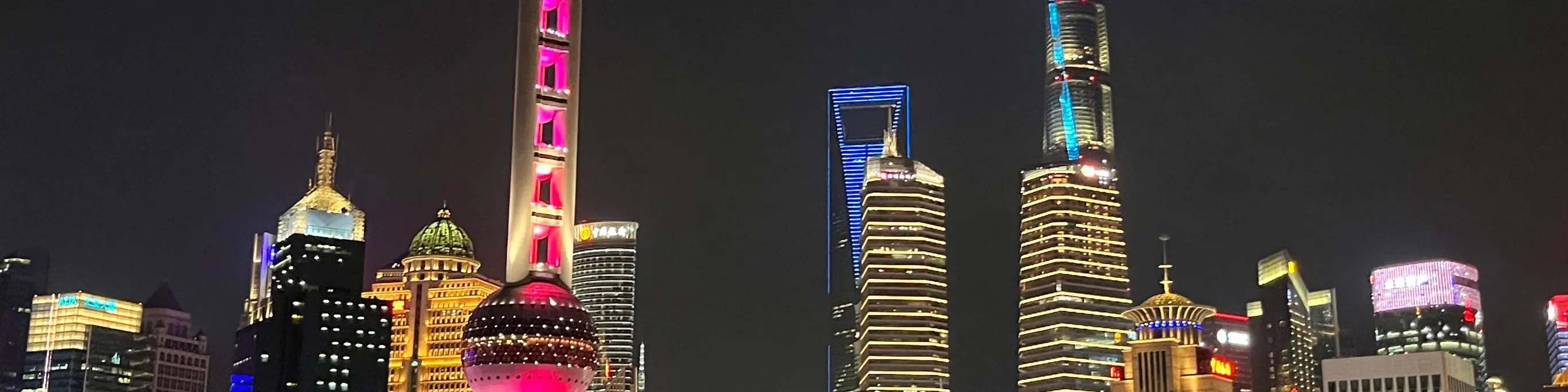 从外滩、万国建筑群、外白渡桥到北外滩的灯火阑珊， 从南浦大桥、卢浦大桥、世博园到东方明珠、金茂大夏、上海中心、环球中心、陆家嘴三件套， 每一处都是上海的经典与现代的完美融合。