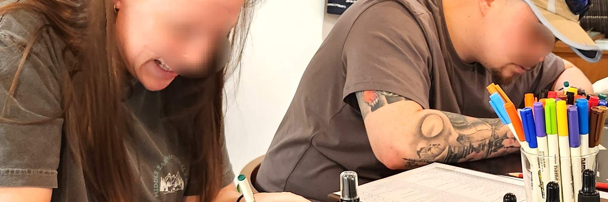 En me souvenant du parfum que j'ai créé aujourd'hui, je conçois ma propre étiquette.