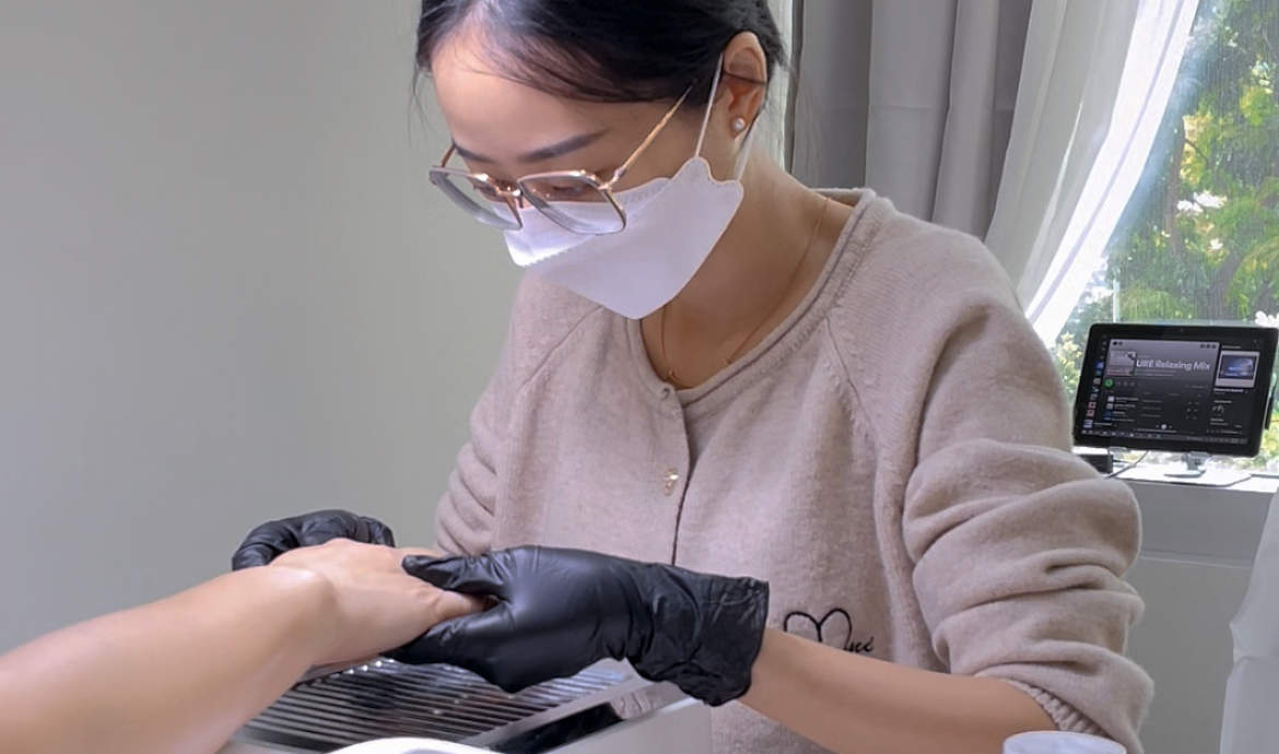 เวนดี้ตรวจสอบสภาพเล็บของลูกค้าก่อนเริ่มทำเล็บ เพื่อให้แน่ใจว่าเธอทราบถึงปัญหาและจุดที่ต้องปรับปรุงทั้งหมด