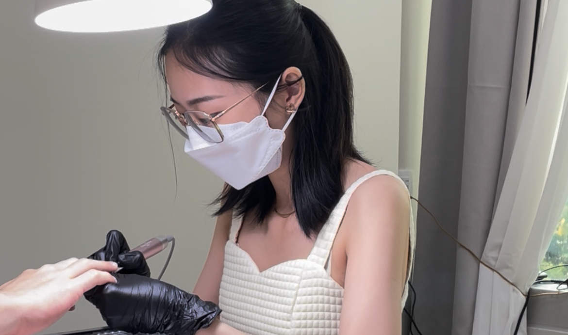 พบกับ Wendy ผู้เชี่ยวชาญด้านการทำเล็บ ที่มีความพิถีพิถันในทุกรายละเอียด และความคิดสร้างสรรค์ไร้ขีดจำกัด ด้วยทุกๆ การลงสี พวกเขาผสมผสานทักษะทางเทคนิคและความสามารถทางศิลปะ เปลี่ยนเล็บของคุณให้เป็นผลงานชิ้นเอกส่วนตัว