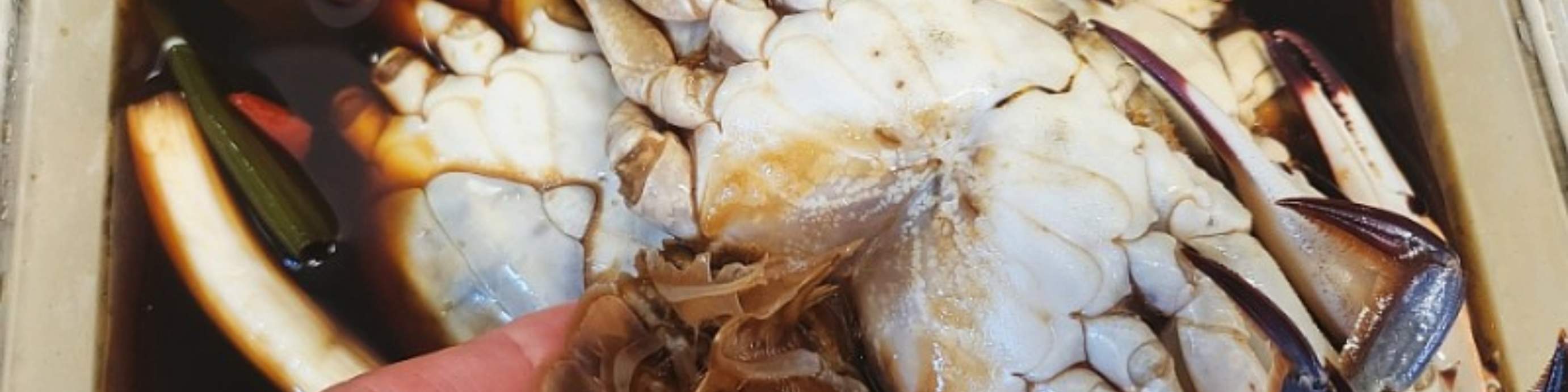 Cangrejo marinado con salsa de soja