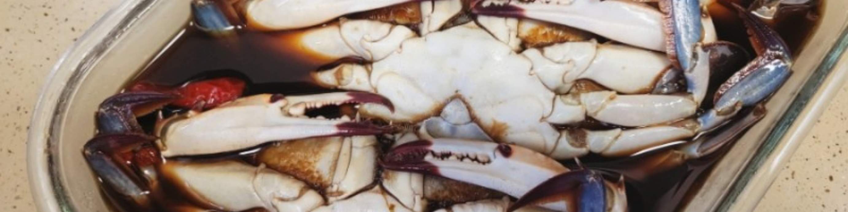 Cangrejo marinado con salsa de soja