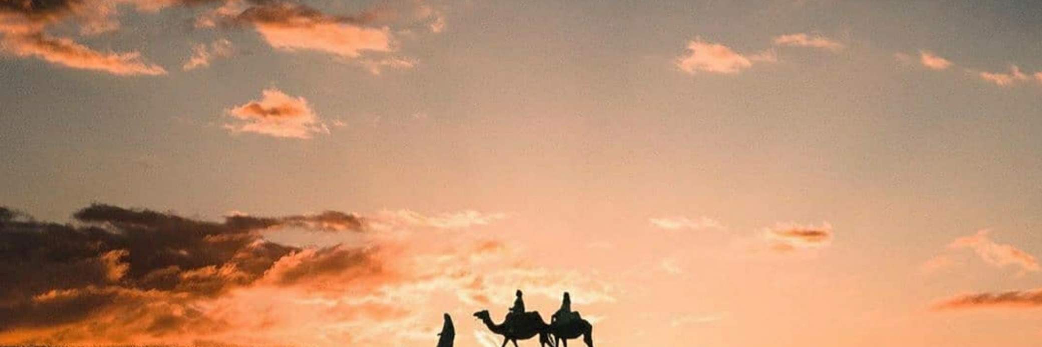 naik unta saat matahari terbenam