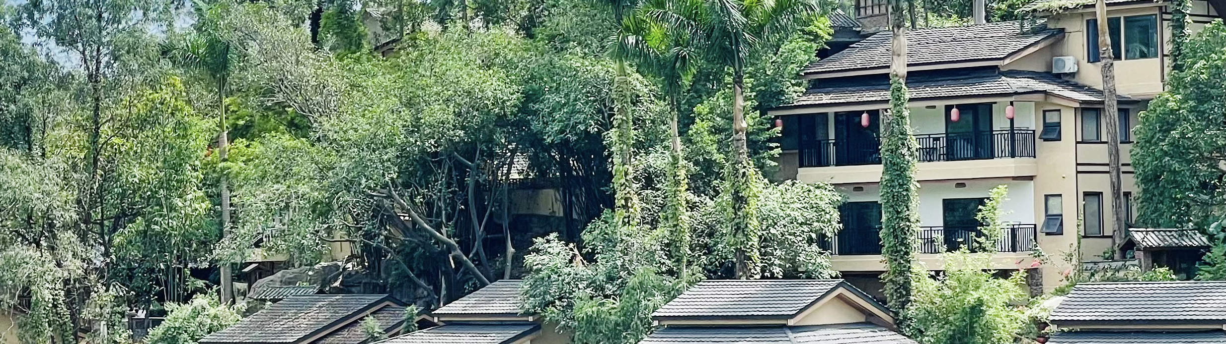 Jumlah total kamar dalam rumah keluarga tunggal dengan pemandangan danau antara pegunungan dan sungai: 6 - Gaya kota air Lingnan - dibangun di dekat danau, dengan pemandangan danau dari balkon