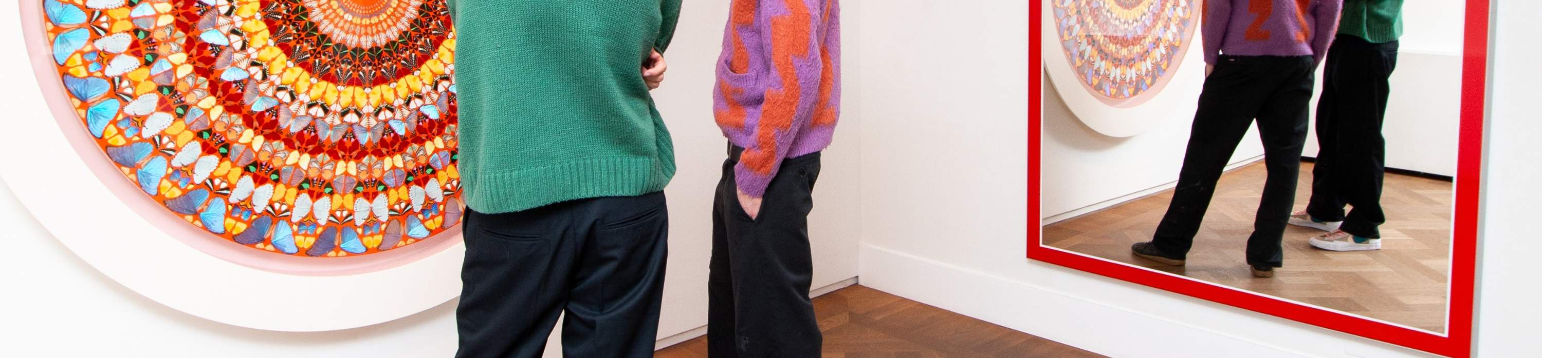 dua lelaki berdiri di hadapan cermin Time