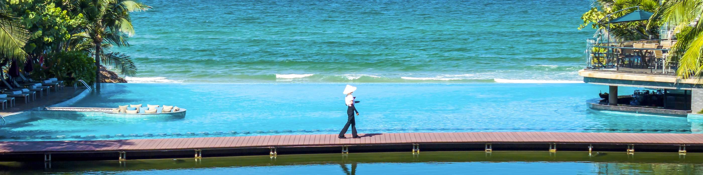 屋外インフィニティプール