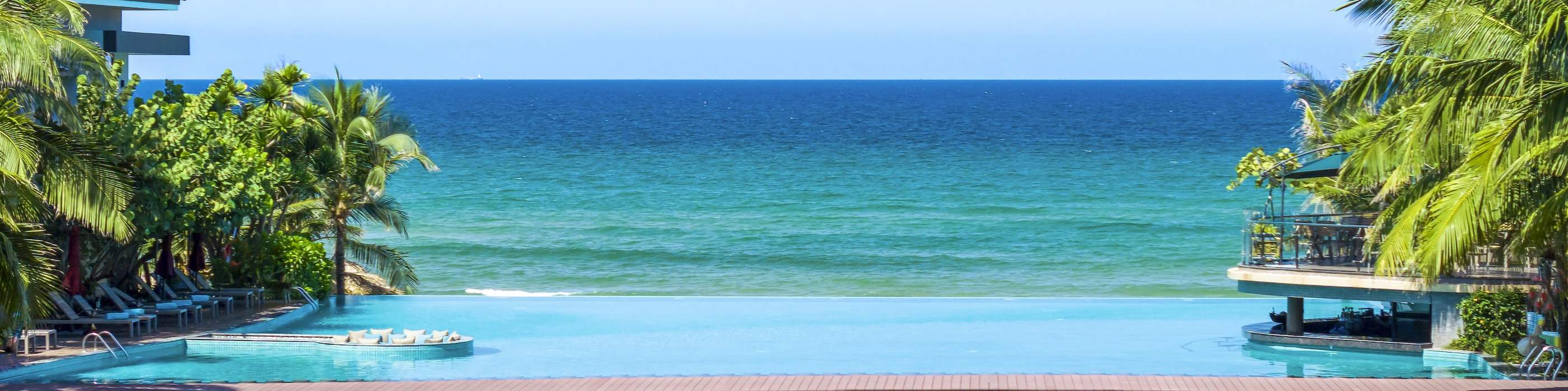 屋外インフィニティプール