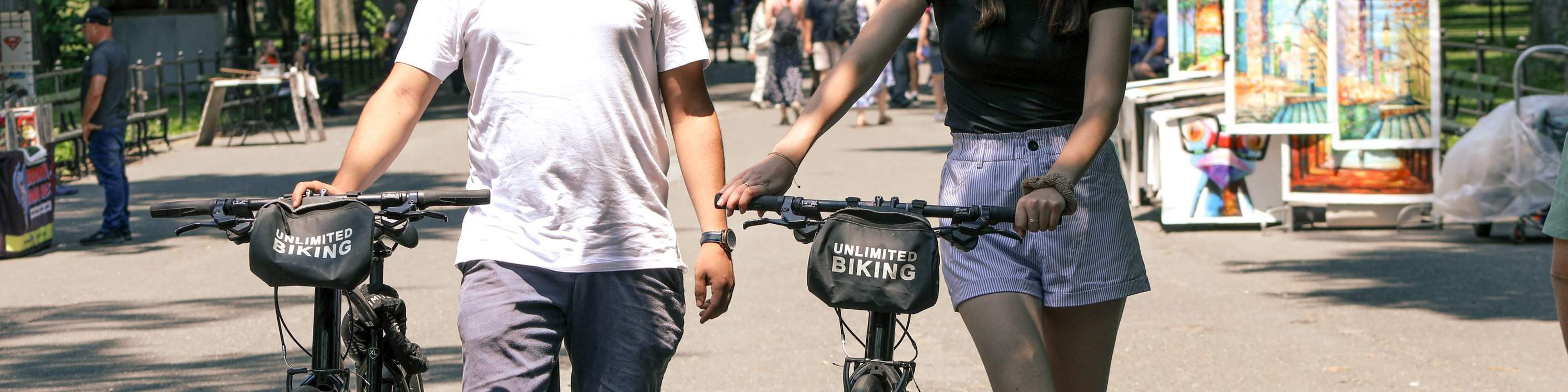 Passeggiate tranquillamente insieme mentre una coppia cammina con le biciclette lungo il bellissimo Central Park.