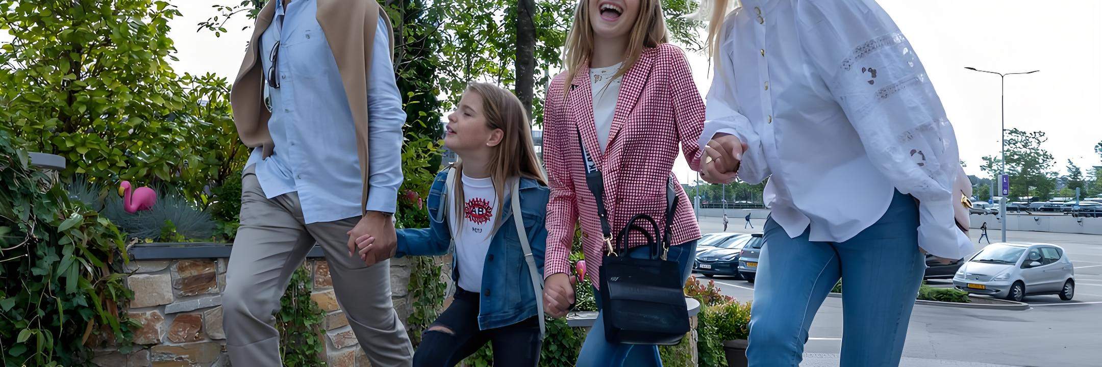 Roermond Designer Outlet Aparcamiento Gratuito + 10% de descuento adicional + cupón de Starbucks