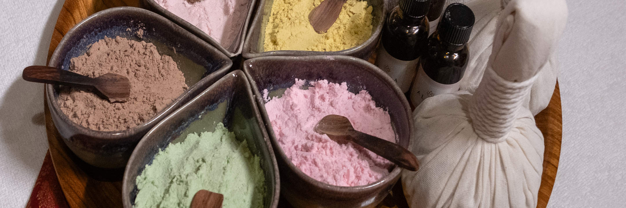 Alami sentuhan urutan yang melegakan dengan Hot Stone Massage. Haba batu yang menenangkan mencairkan ketegangan, membawa anda ke dalam keadaan bahagia dan tenang yang tulen. 🖤