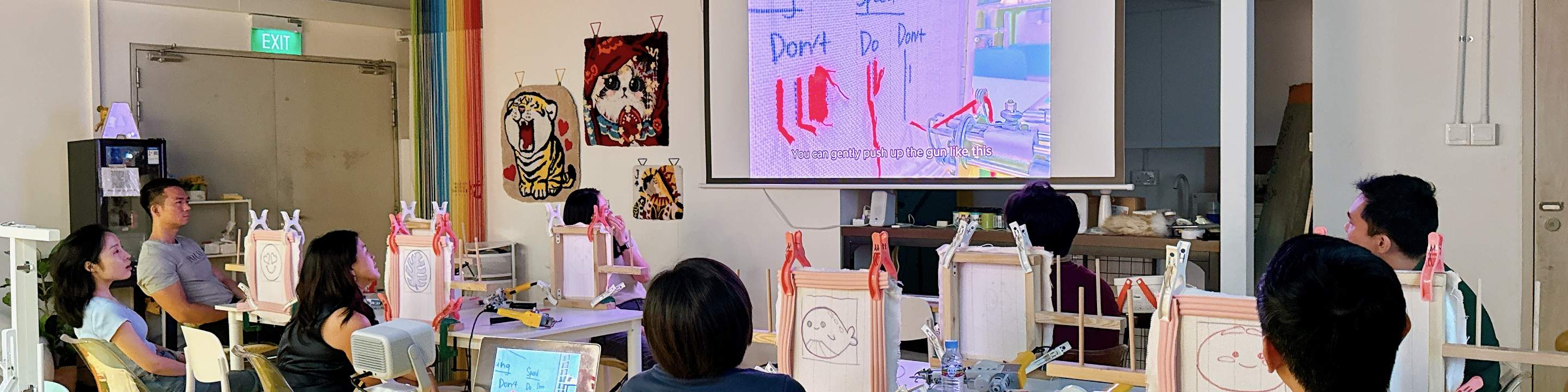 Pantalla grande y sistema de audio para tutoriales y eventos exclusivos para grupos.