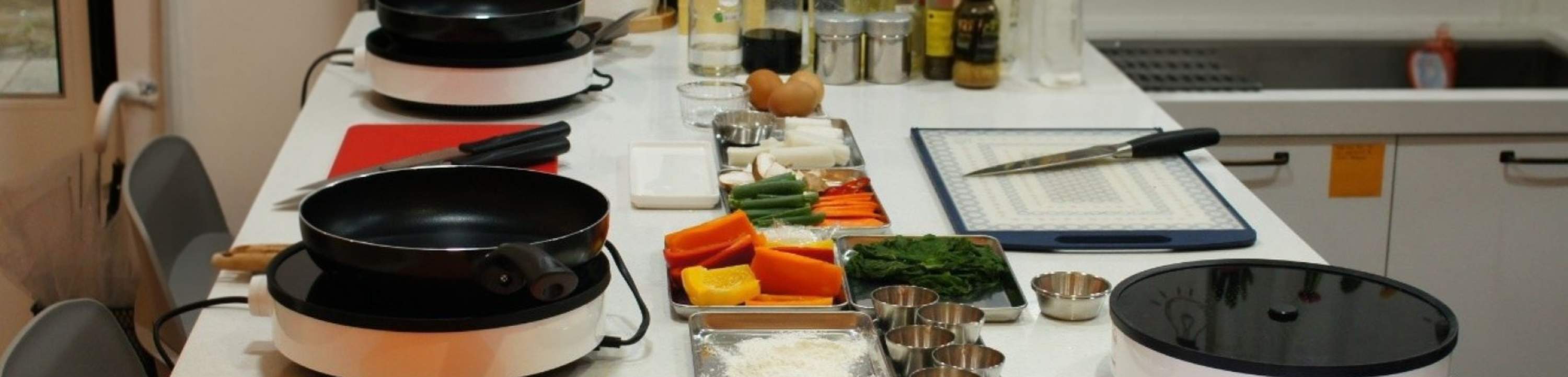 一个干净且准备就绪的烹饪台，等待您亲手制作紫菜包饭。