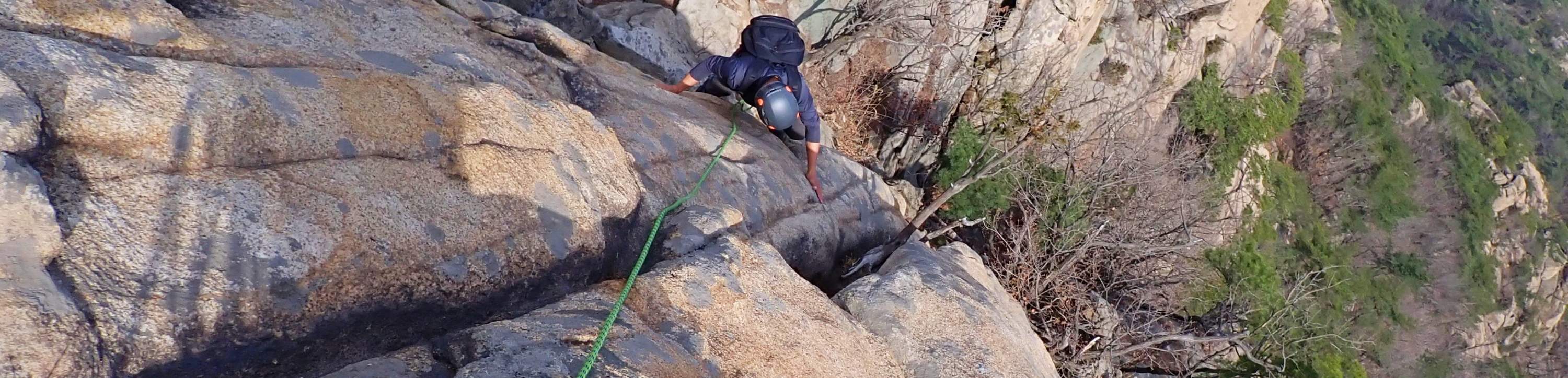 在首尔附近的山脊上体验真正的攀岩之旅