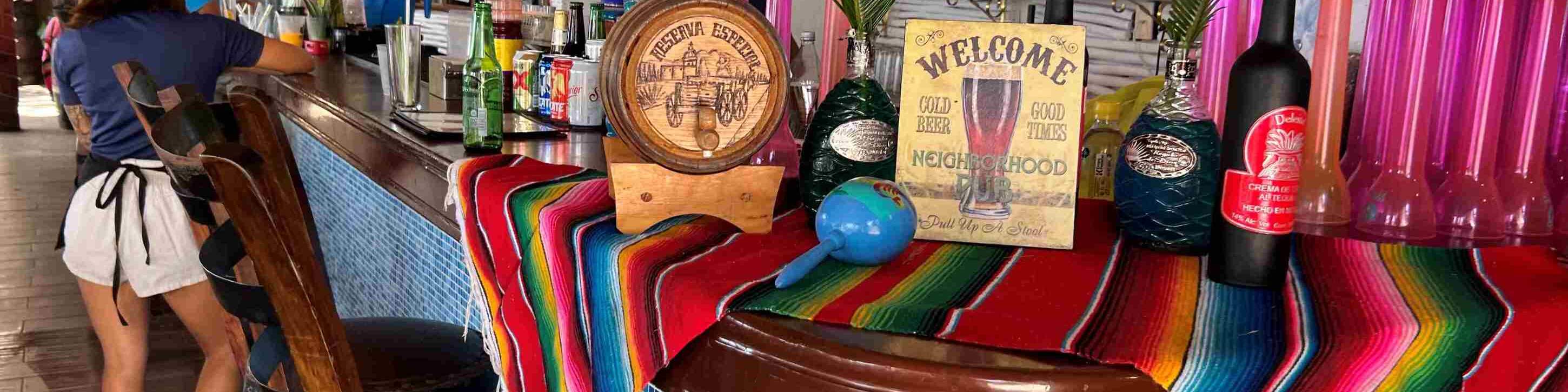 Makan siang mewah plus open bar empat jam—semuanya dekat dengan air berwarna biru kehijauan