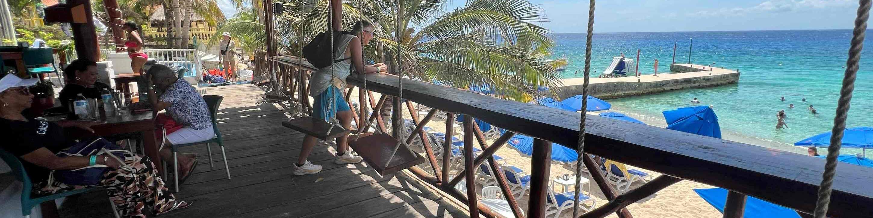 Pasir putih, koktail yang menyegarkan, dan senyuman tak henti-hentinya di Cozumel Beach Club