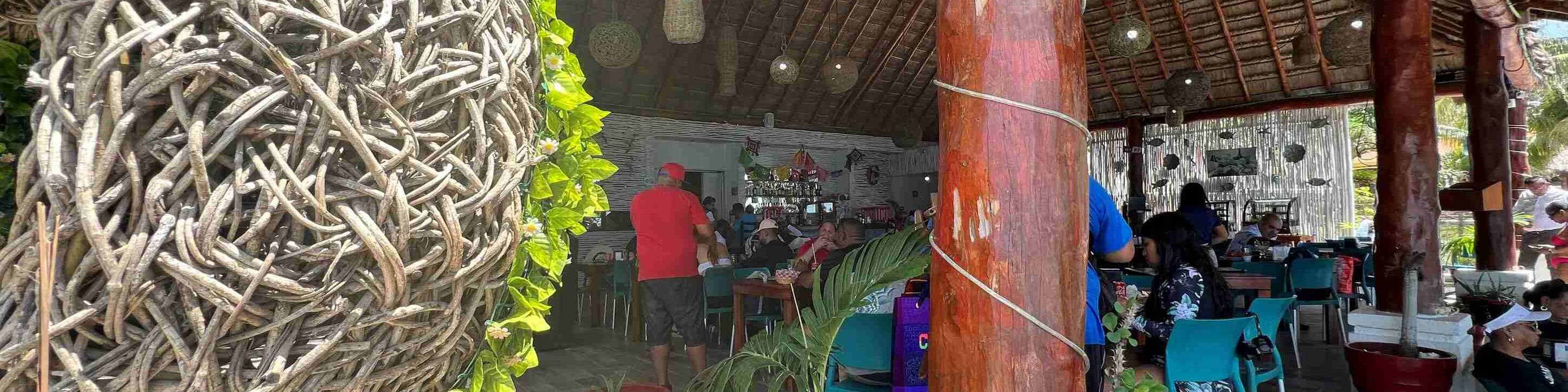 Nikmati hidangan makanan laut segar sambil bersantai di tepi kolam renang dalam kemewahan tropika