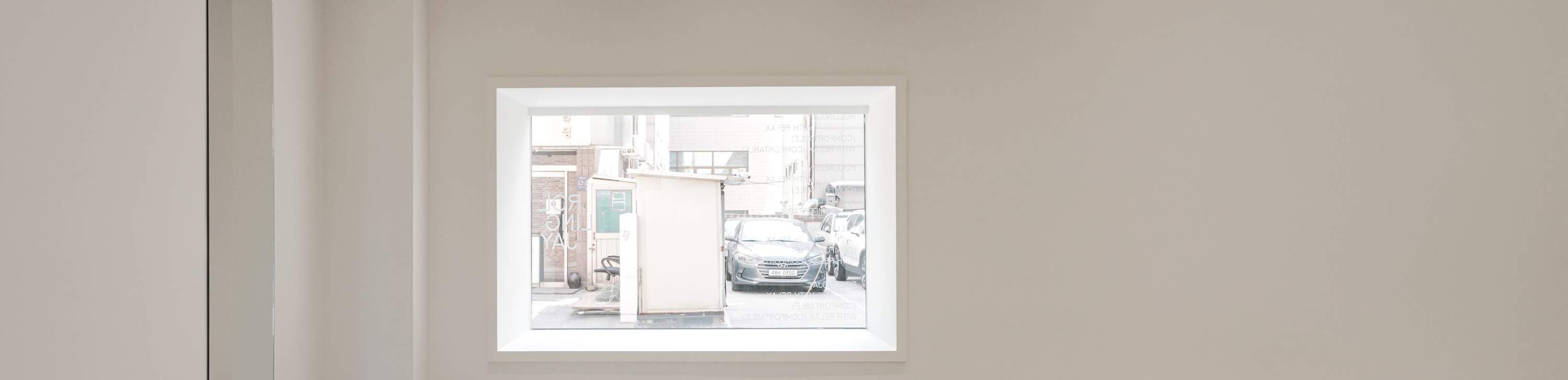 Menunggu di ruang yang luas dan selesa