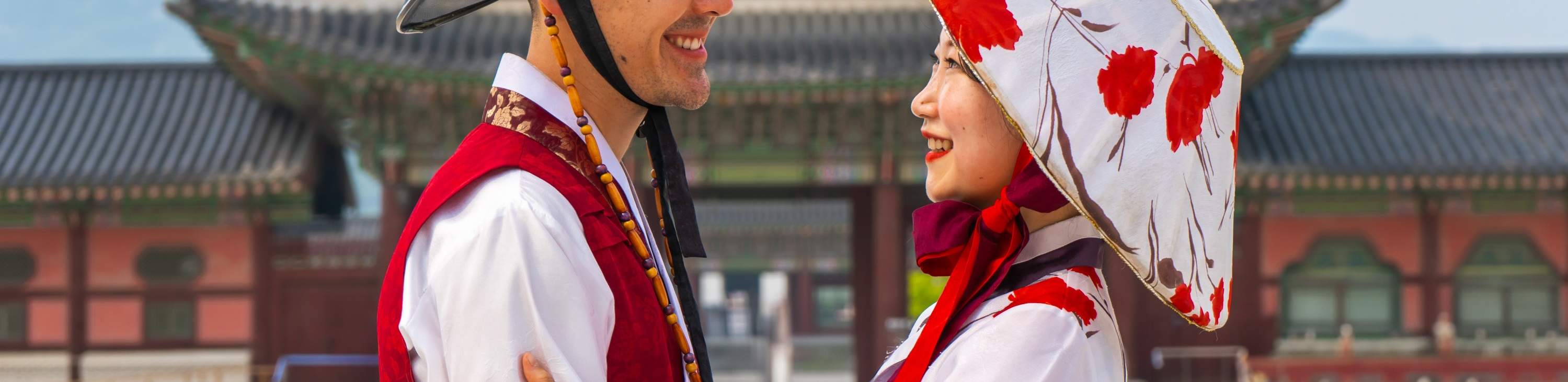 Một cặp đôi chụp ảnh với Cung Gyeongbokgung làm nền