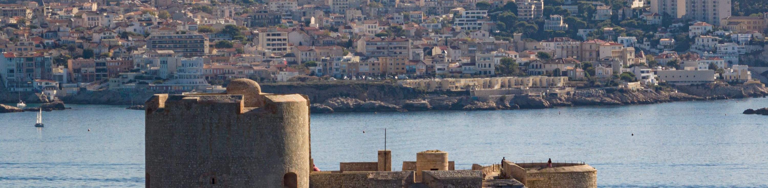 Pastikan anda membawa kamera supaya anda boleh mengambil gambar-gambar indah hamparan Laut Mediterranean.