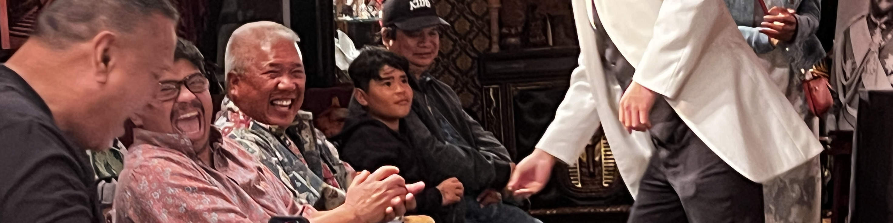 Erleben Sie, wie der Magier mit den Teilnehmern interagiert und gemeinsam Lachen, Überraschung und unvergessliche magische Momente schafft.