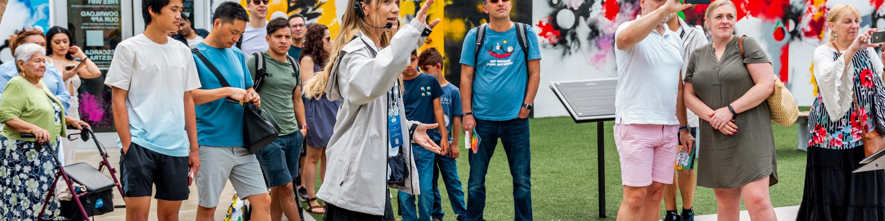 ウィンウッド・ウォールズ博物館のツアーに参加して、知識豊富なガイドの説明を聞きながら、カラフルな展示物を鑑賞しましょう。