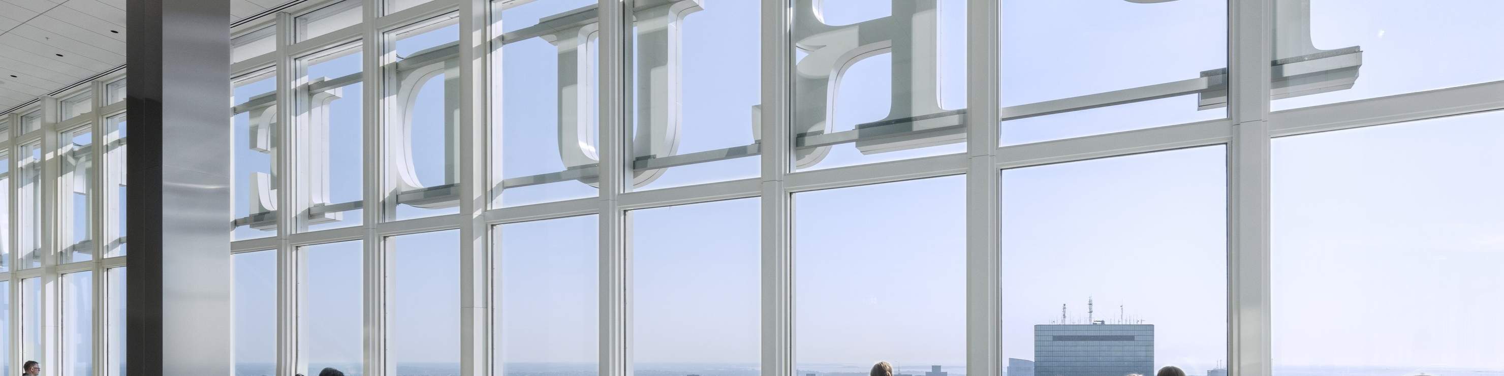 Genießen Sie einen atemberaubenden Panoramablick auf Boston vom 52. Stock des Prudential Tower im View Boston.