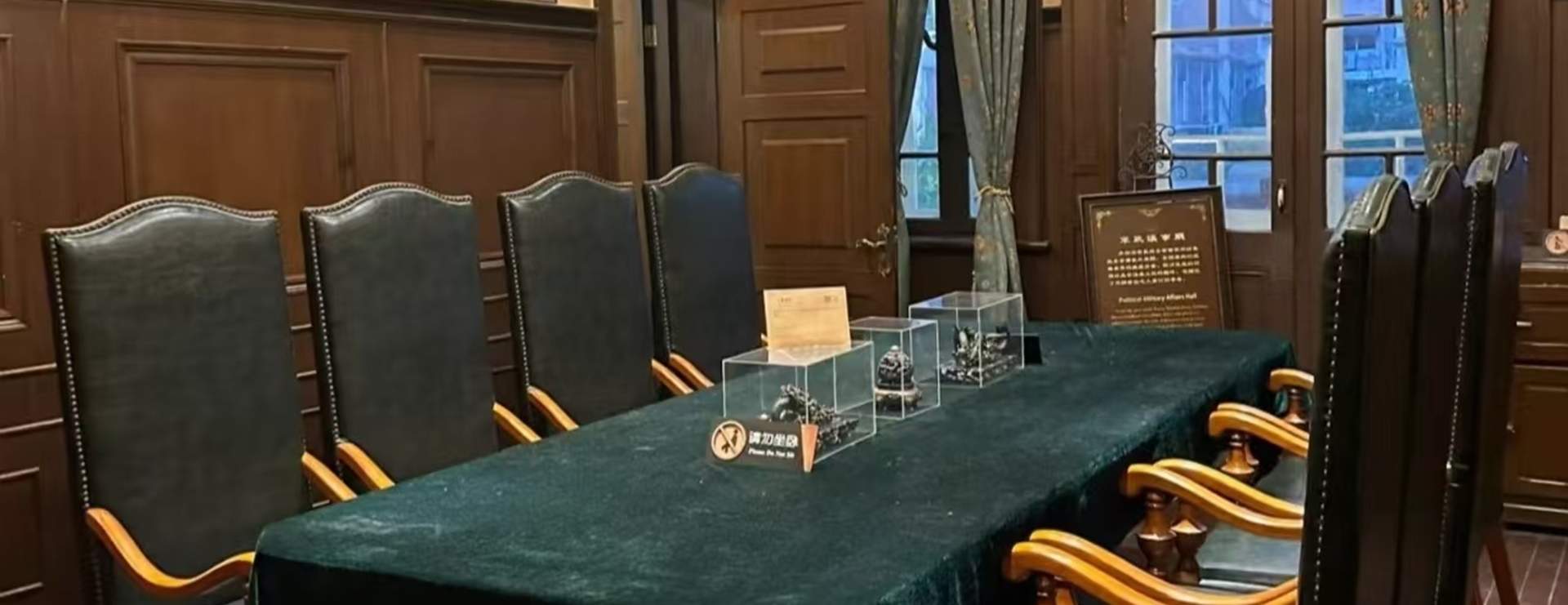 书房旁的会客厅则更为正式，用于接待重要宾客，室内摆放着中式红木家具，墙壁上挂着书法作品，将西式建筑的空间与中式文化的内涵完美结合