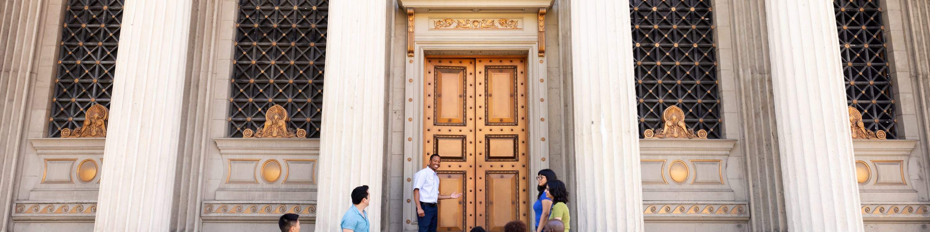 Погрузитесь в историю Голливуда, увидев реквизит и декорации из классических фильмов и телешоу в Warner Bros.