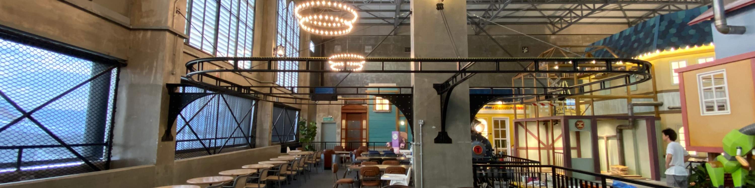 ティニティン・タウンのカフェテリアエリア