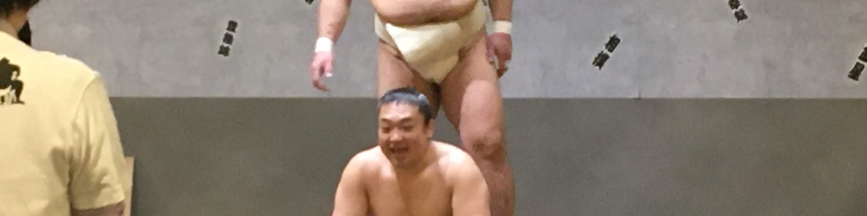 Sumo-Ringer herausfordern und Mahlzeit genießen