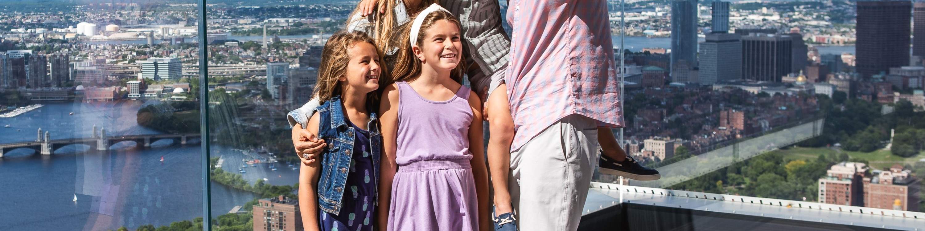 Machen Sie ein Familien-Selfie mit atemberaubendem Blick auf die Skyline von Boston von der Dachterrasse aus