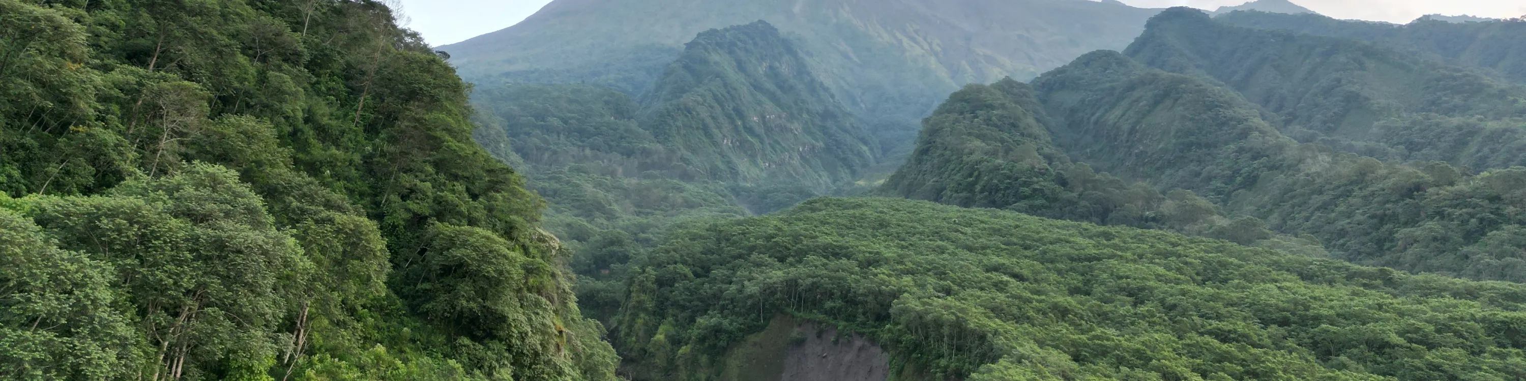默拉皮火山（从熔岩流之一观看）