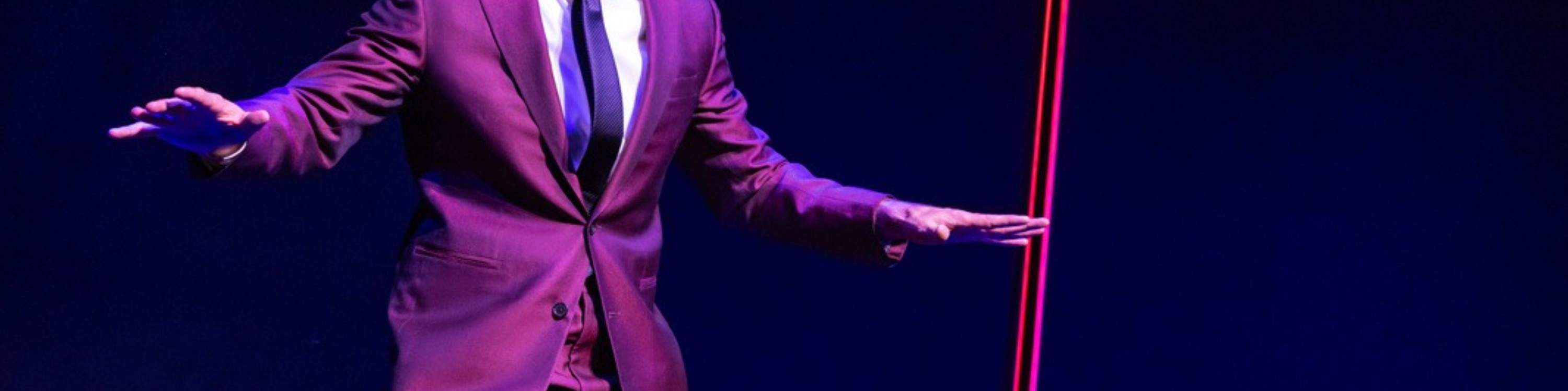 未来主义风格的公寓成为温柔、人性化的爱情故事的背景