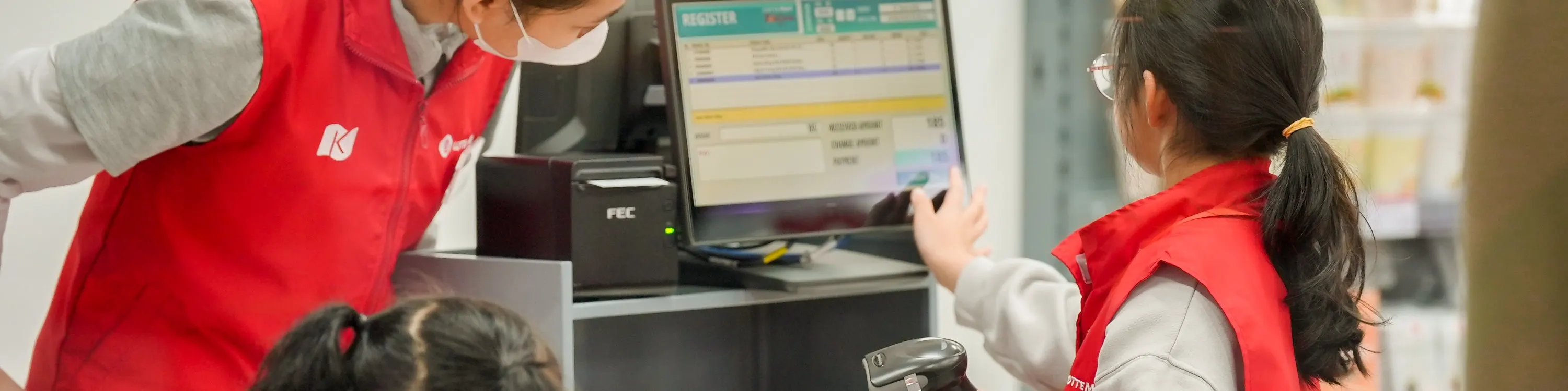 走进 KidZania 充满活力的超市柜台，体验当收银员的快感，小客人可以在这里磨练数学技能、客户服务和资金管理