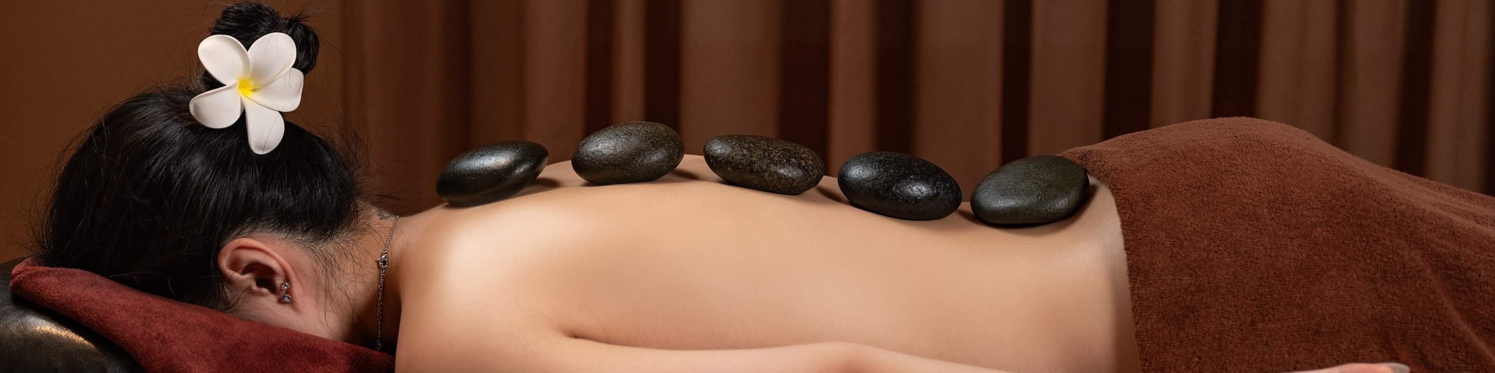 massage du corps aux pierres chaudes