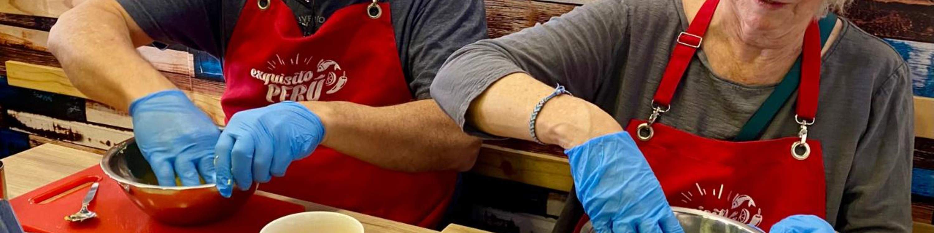 Понаблюдайте, как местный шеф-повар искусно готовит культовое перуанское блюдо – свежее и пикантное севиче.