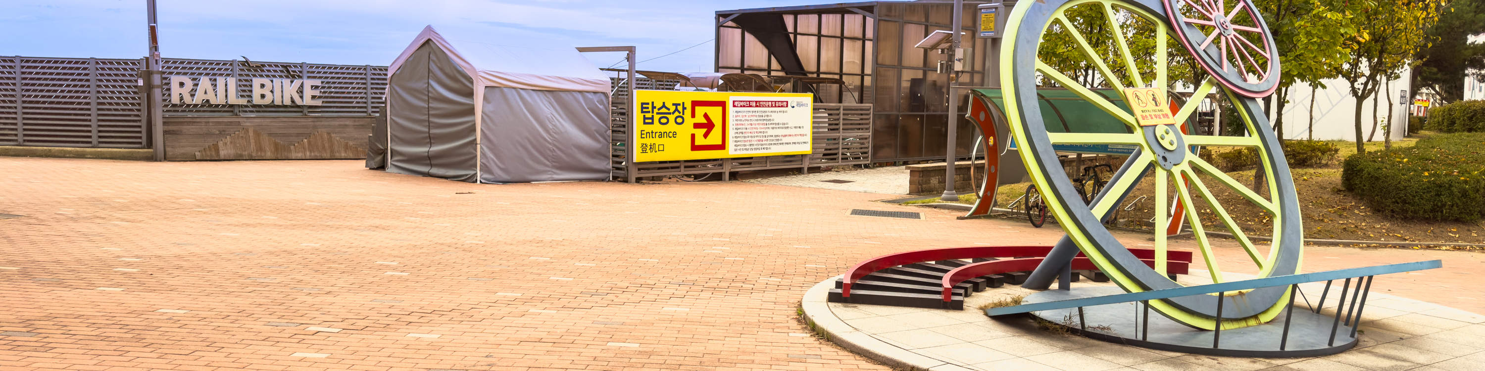 整備された自転車と美しい景色の中で、快適なサイクリングをお楽しみください。