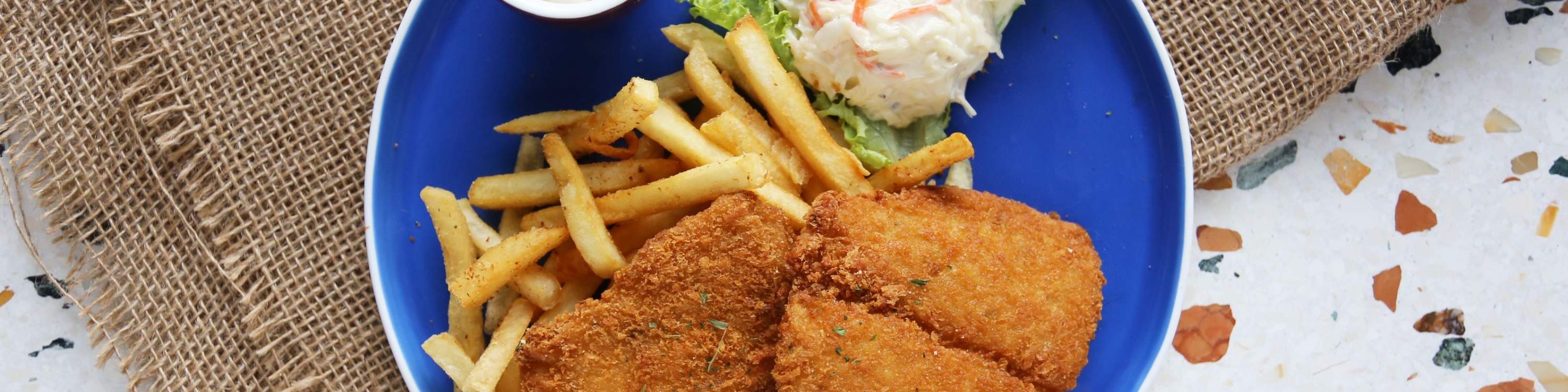 pescado con patatas fritas