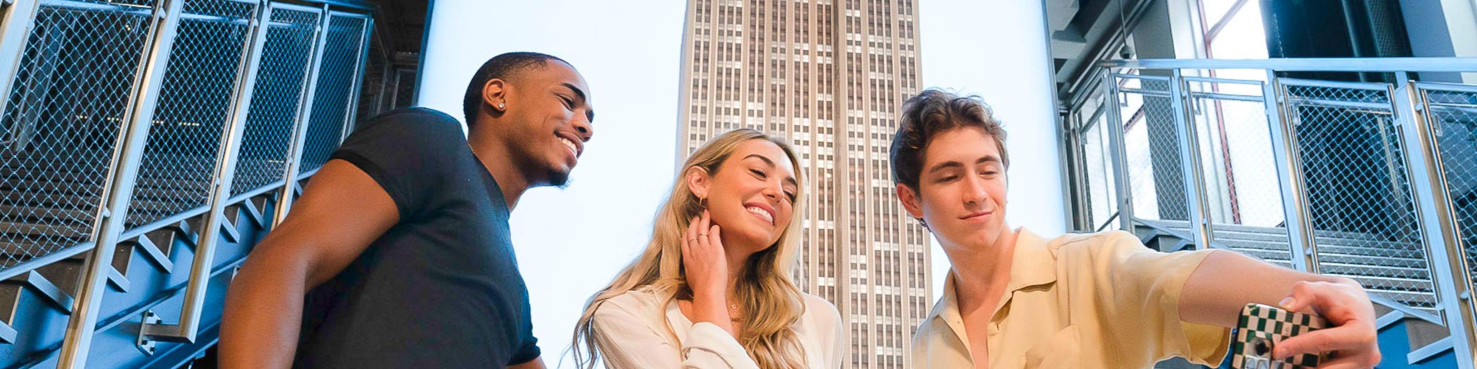 Grupo de amigos se toma una alegre selfie con el Empire State Building de fondo