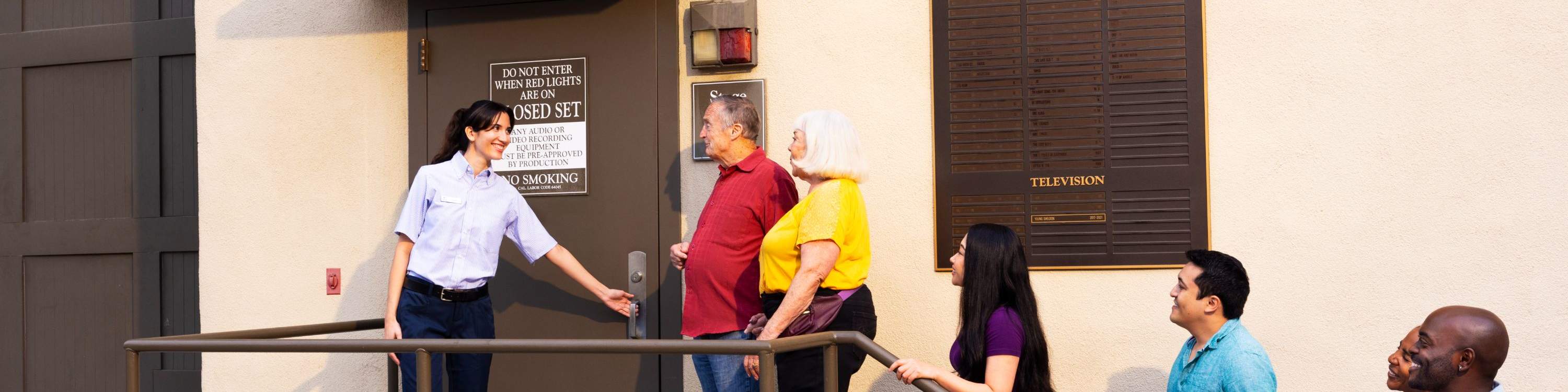 Посетите настоящие декорации и съемочные площадки и узнайте, как фильмы и телешоу оживают в Warner Bros. Studio Tour.