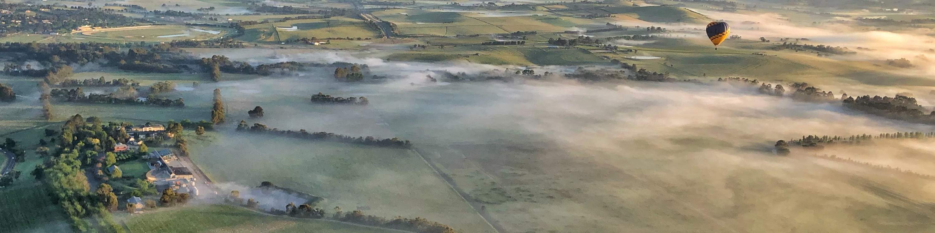 維多利亞州著名的葡萄酒產區距離墨爾本市中心僅50分鐘車程，擁有80多個分佈廣泛的葡萄園，這意味著您可以從熱氣球的空中視角欣賞到眾多美景。