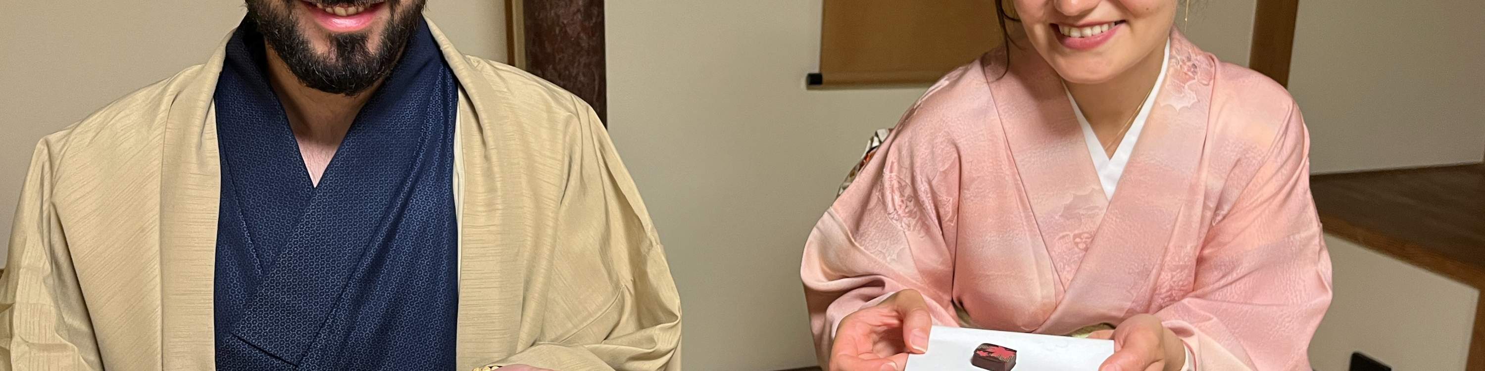 Authentische Teezeremonie und Omamori-Amulett-Herstellung im Kimono