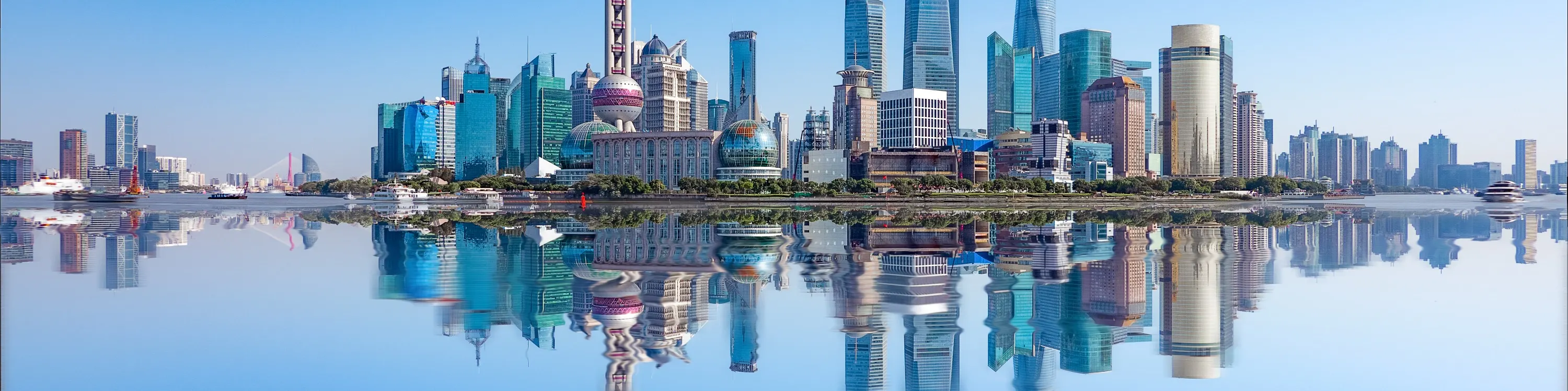 【外滩】保存着许多古老的建筑，如汇丰银行大楼、友利银行大楼等，展现了外滩独特的建筑风格