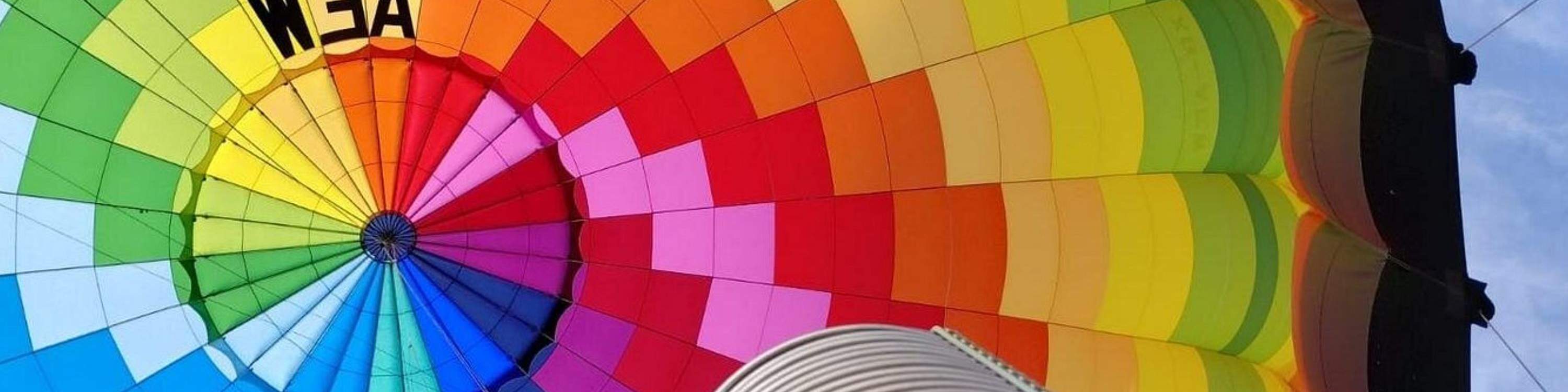 Planea plácidamente sobre Teotihuacán en un vibrante globo aerostático al amanecer