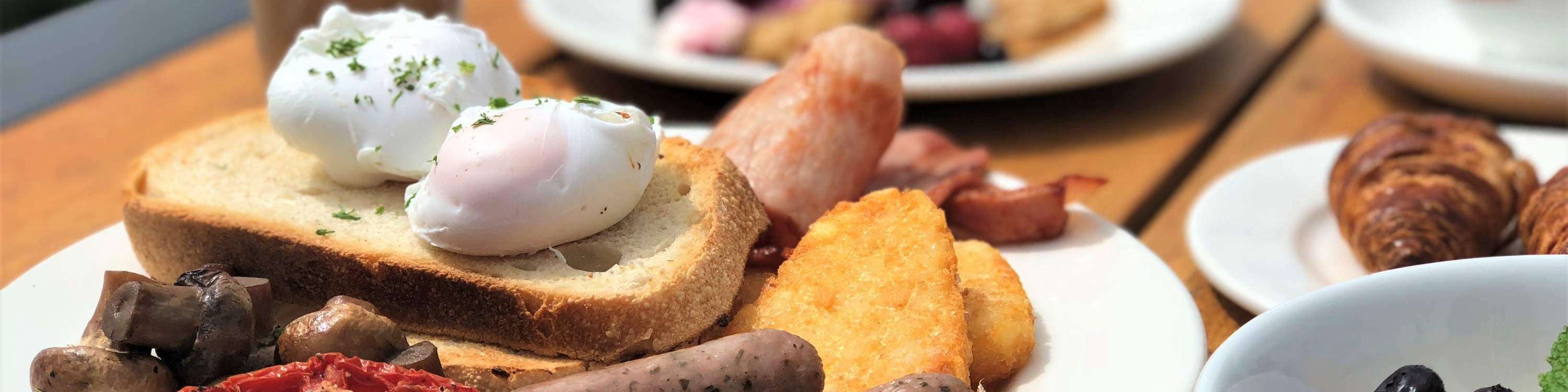 Kami bangun bersama matahari dan mengakhiri dengan sarapan bufet yang meriah di Balgownie Estate. Anda kemudiannya akan dipindahkan kembali ke bandar.