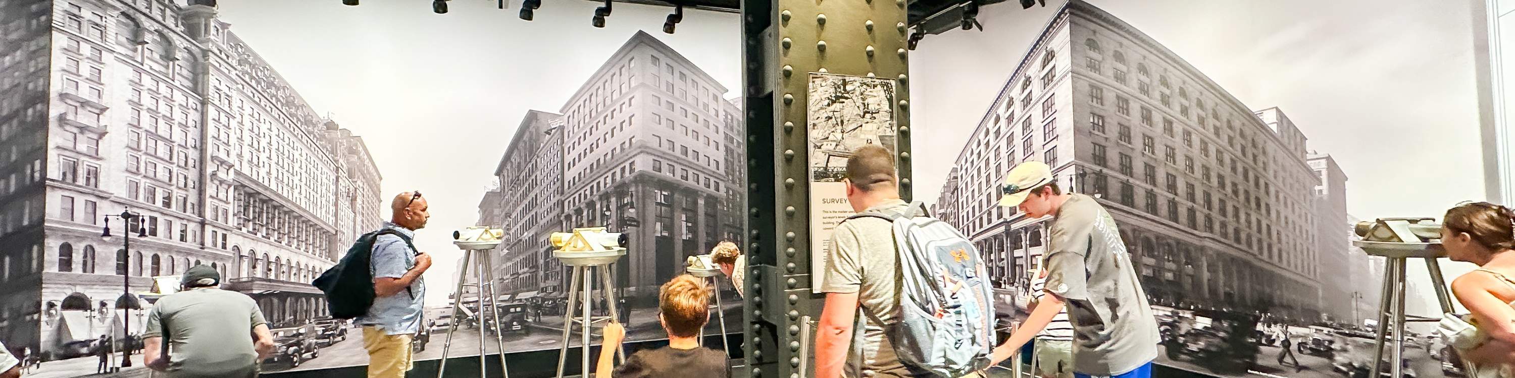 Los visitantes exploran exposiciones interactivas que muestran la historia dentro de las galerías del Empire State Building.