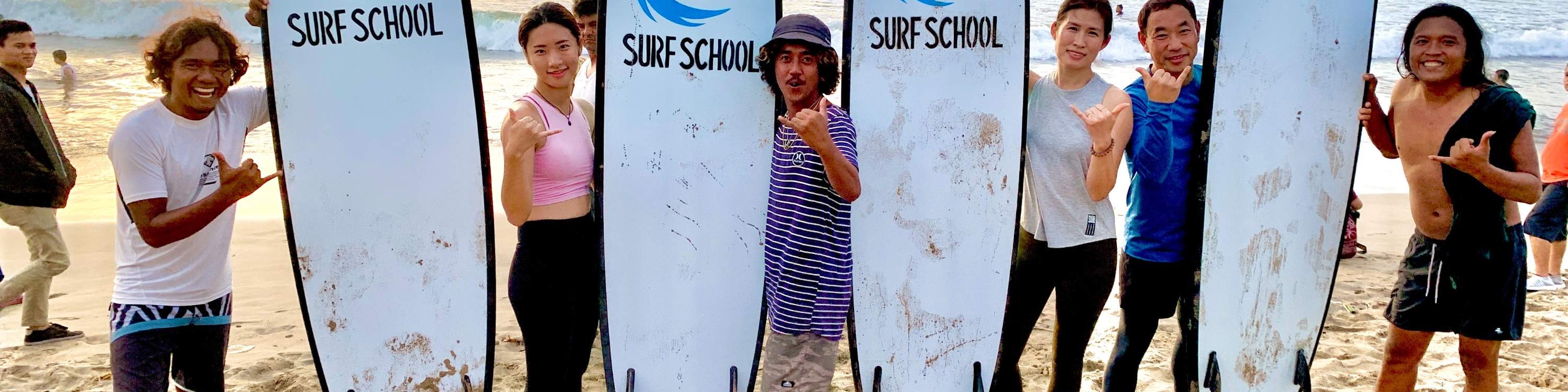 un garçon faisant du surf